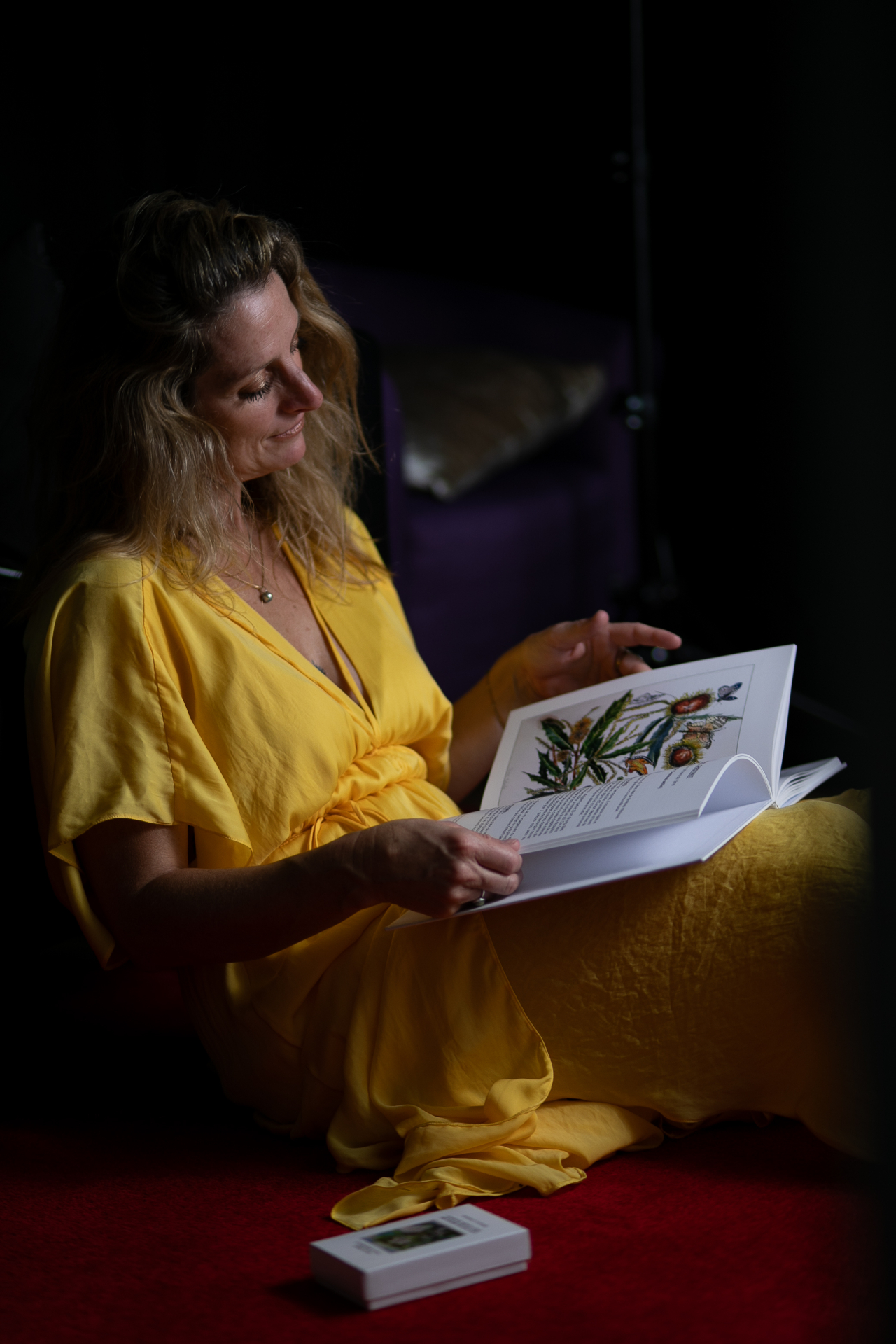 Marie Donzé lisant le grand livre des fleurs de Bach